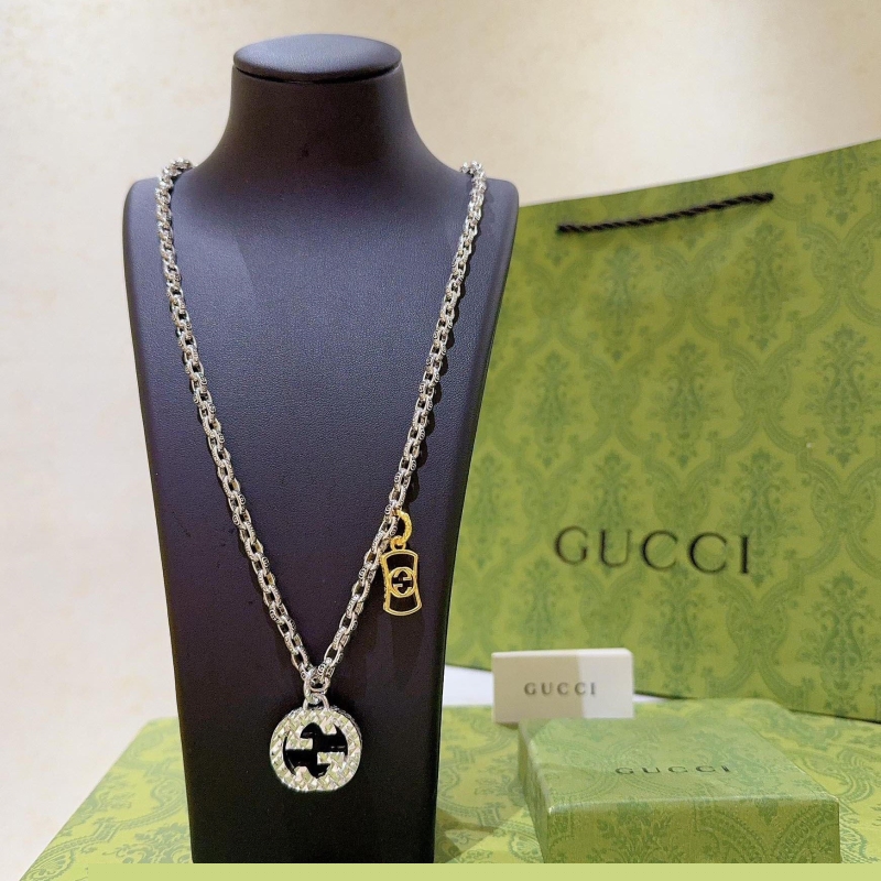 G*u*i necklaces